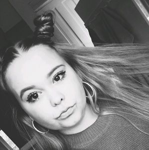 Meet your Posher, Chloe